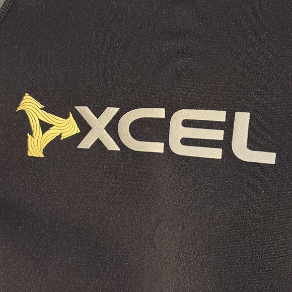 XCEL rash guard. Size 8. Excellent condition. - Picture 4 of 9